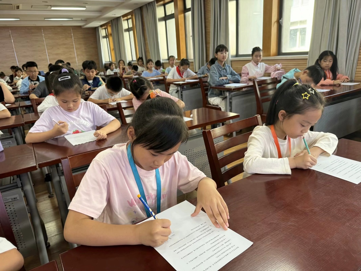 几个人在桌子上&#xA;&#xA;低可信度描述已自动生成