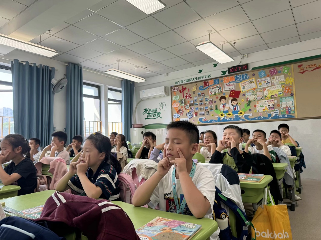 一群人在餐厅里坐着人&#xA;&#xA;中度可信度描述已自动生成