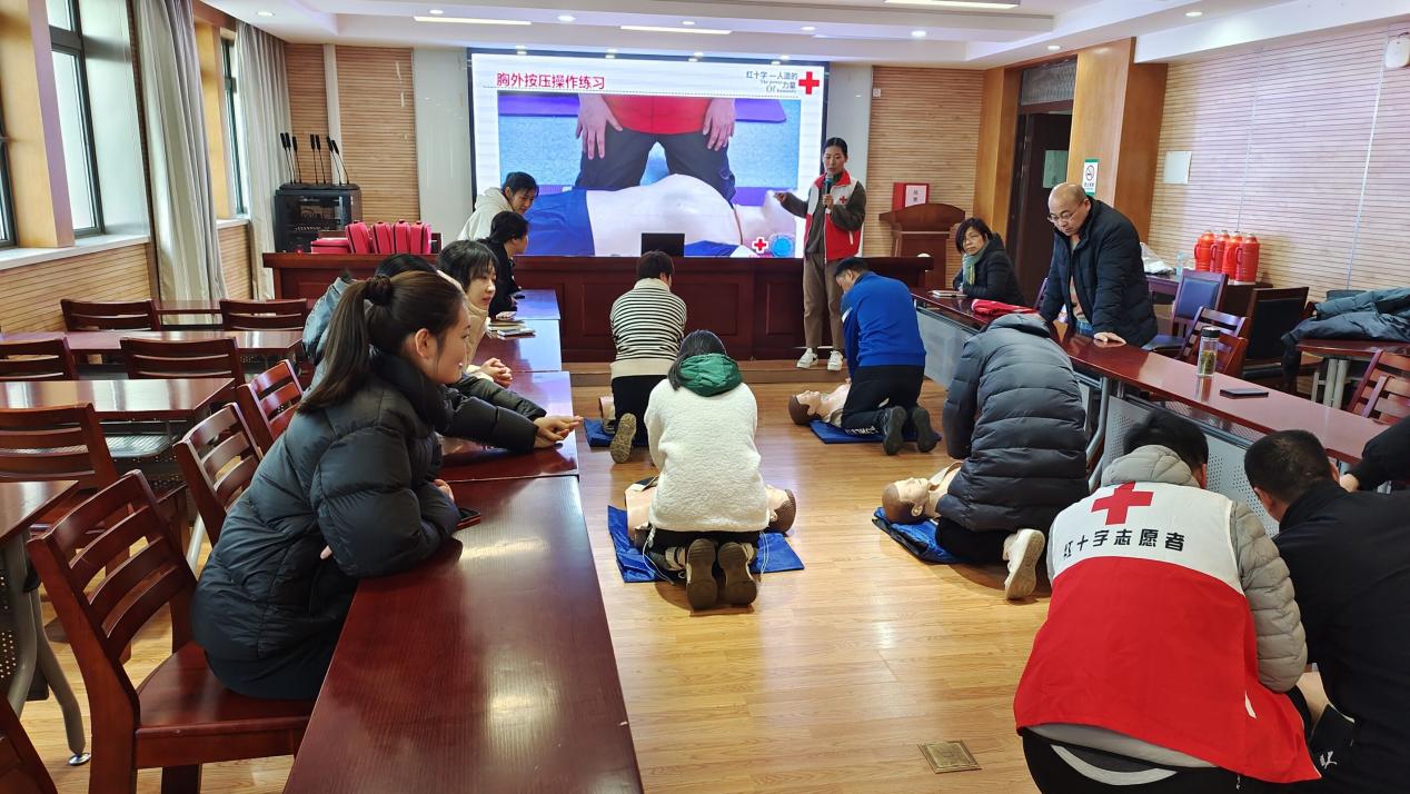 南京市东山小学红会开展教职工应急救护活动