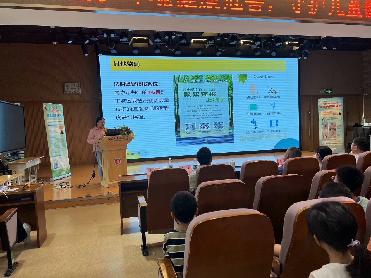 人们在看台上的人在房间里&#xA;&#xA;中度可信度描述已自动生成