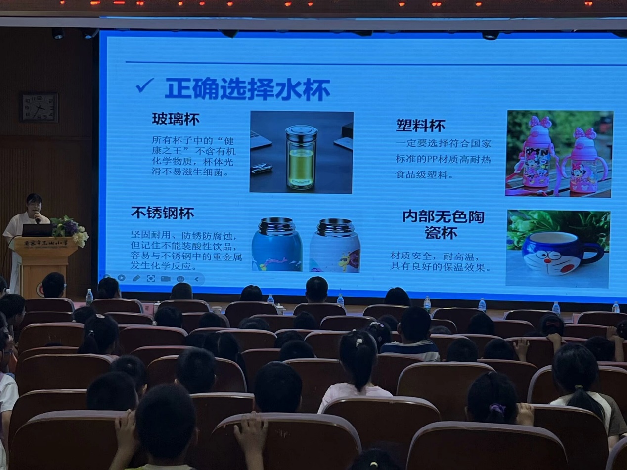 人们在看台上的人群&#xA;&#xA;低可信度描述已自动生成