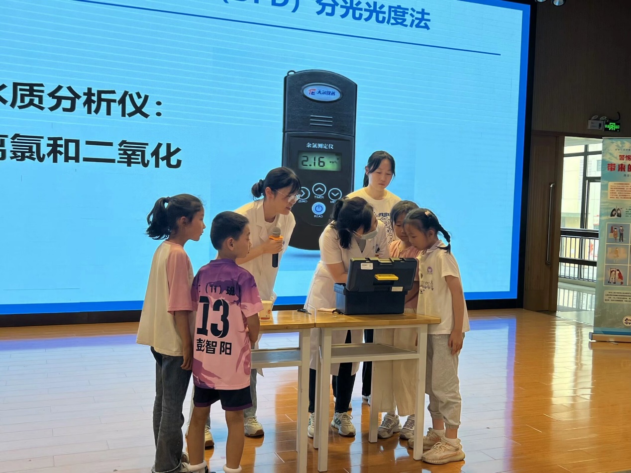 一群人站在台上&#xA;&#xA;低可信度描述已自动生成