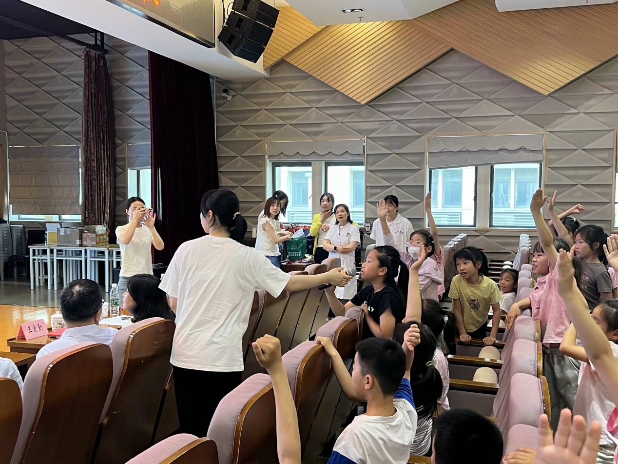 一群人在餐厅里坐着人&#xA;&#xA;中度可信度描述已自动生成