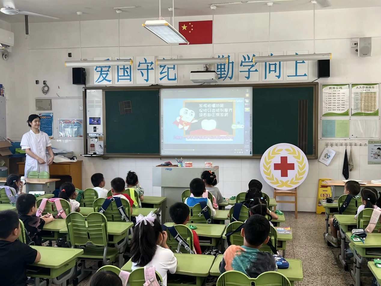 会议室里的人们&#xA;&#xA;描述已自动生成