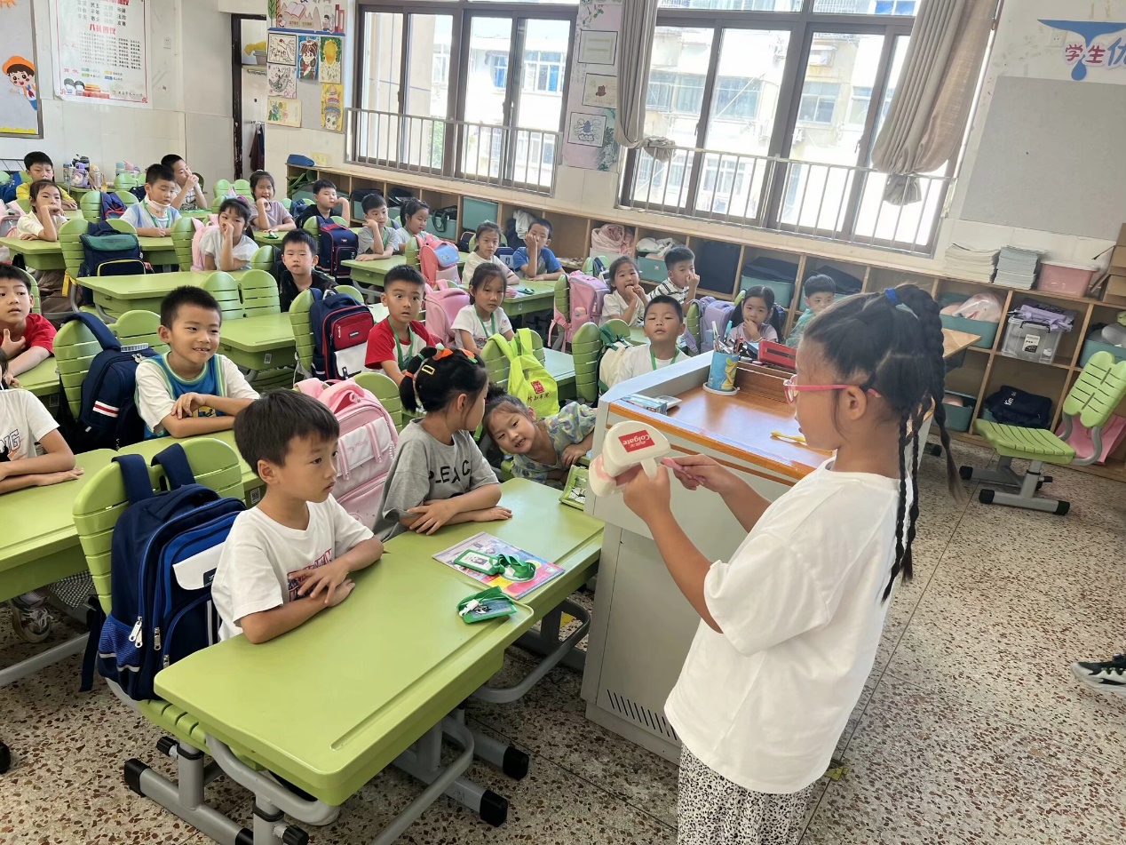小孩们在桌子边&#xA;&#xA;低可信度描述已自动生成